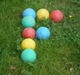 Lettre F formée par des boules de pétanque en couleur - Photo : G. Brame
