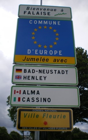 Panneau Falaise et villes jumelées - Photo : G. Brame