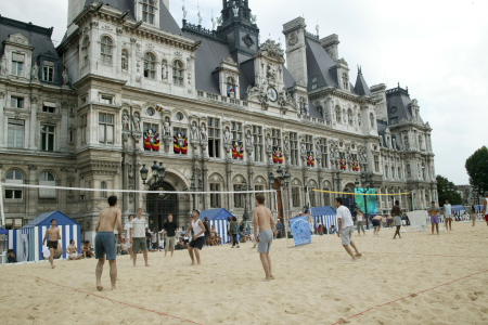 Terrain de volley devant la Mairie de paris - Photo : F. de la Mure, MAEE