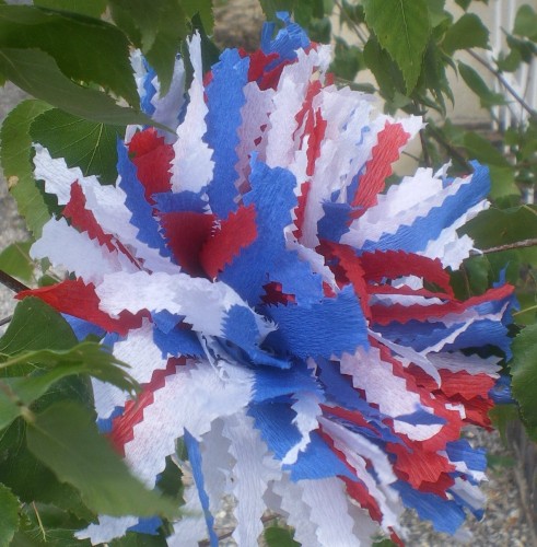 Fleur tricolore en papier - Photo : M. Déchelette