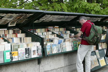 Bouquiniste sur les quais de Seine - Photo : F. de la Mure, MAEE Bouquiniste sur les quais de Seine - Photo : F. de la Mure, MAEE